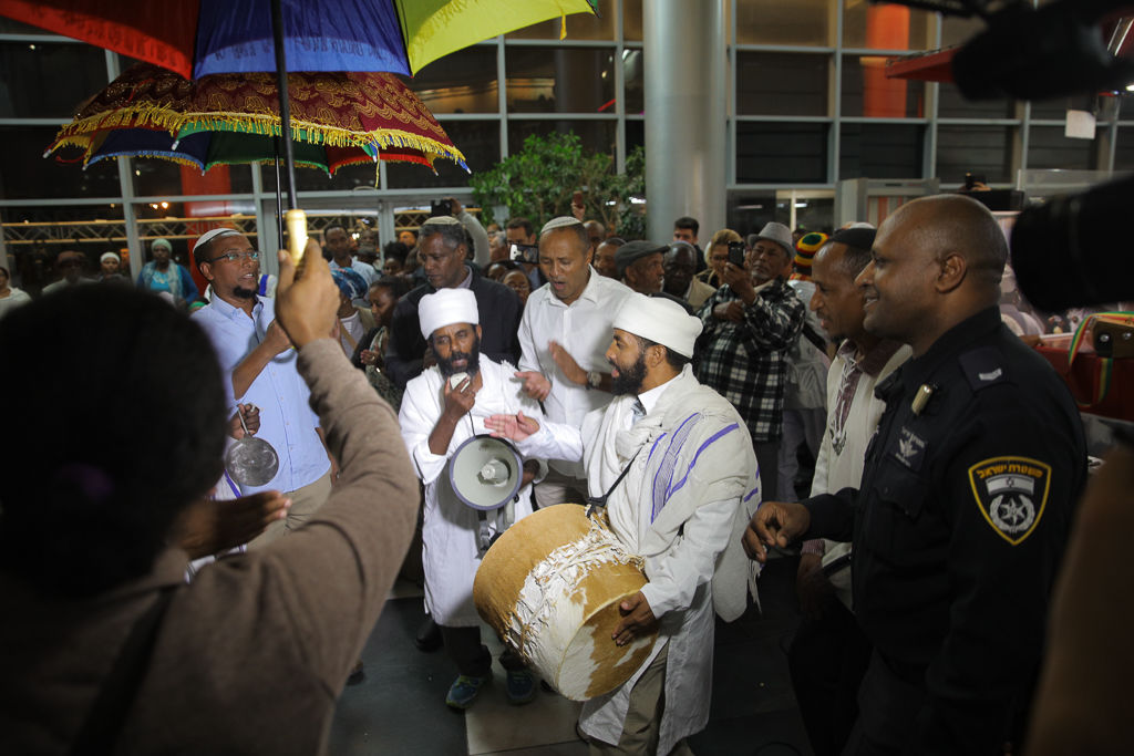 Hundreds of residents of the city celebrated together with members of the Ethiopian community the Sigd holiday event that took place in the city hall with traditional ceremonies and food.  Attached is a video