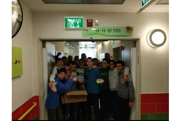 תלמידי ישיבת אמי"ת עמיחי בהתנדבות בבית החולים קפלן