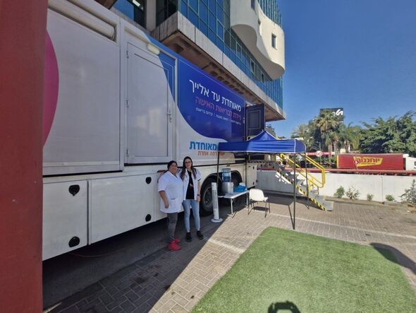 באדיבות מאוחדת