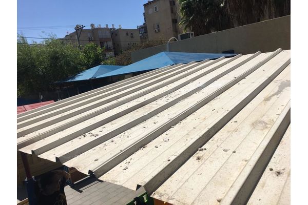 סככת חצר החול אשר ספגה את הפלטה
