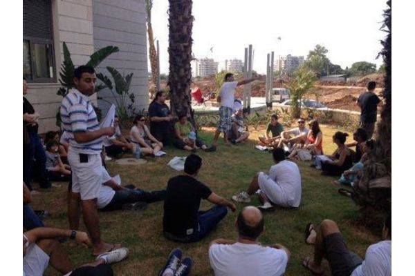 תושבי ויסגל בפעילות אחרת בשכונה