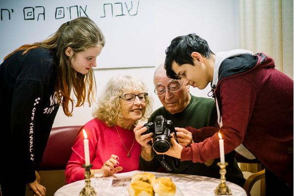 דניאל ואליזבת עם בני הזוג שרלוט ואולמר