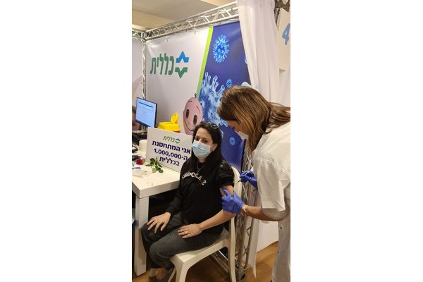 אורית פרץ בייגל המתחסנת המיליון של כללית (קרדיט: כללית)