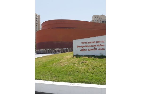 ע