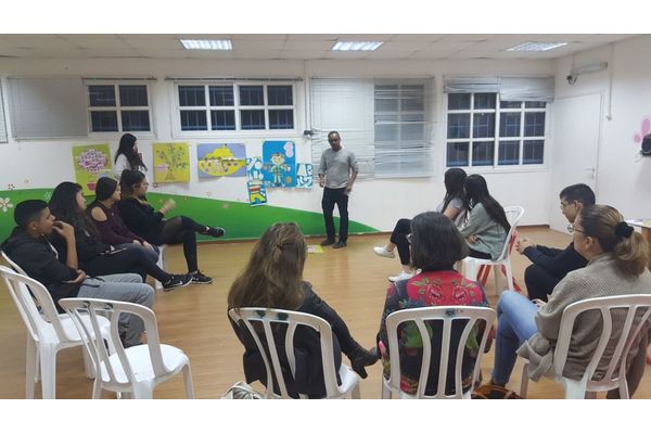 בתמונות: בני הנוער בהדרכת  מולו זמירו רכז הנוער