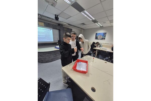 צילום מתוך דף הפייסבוק חטיבת הביניים "טביב" ראשל"צ