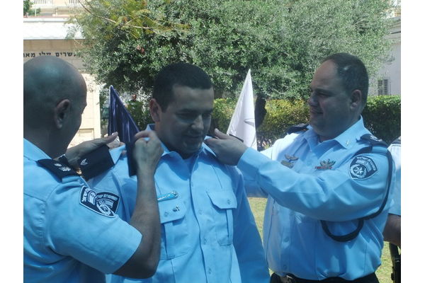 השוטר יאיר כהן מתחנת רחובות מקבל דרגה