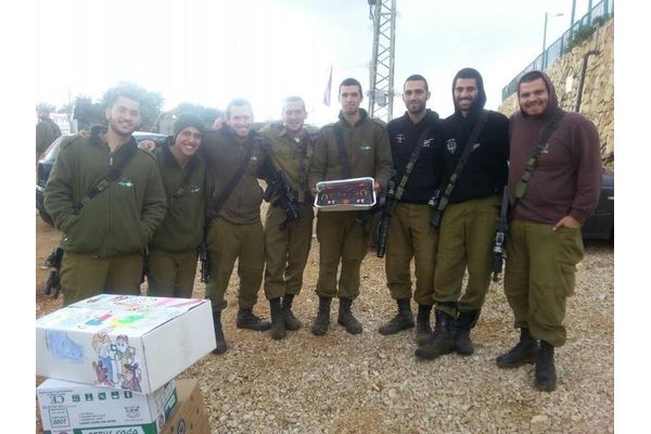חיילי גבעתי עם משלוח המנות של סמילנסקי