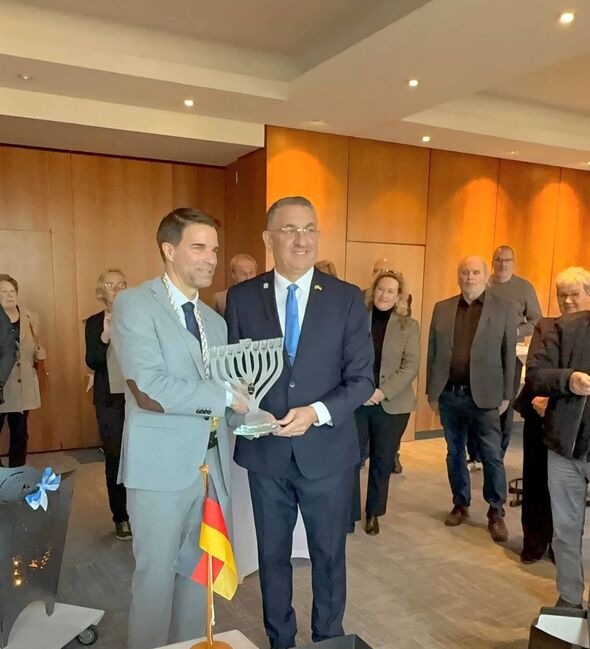 צילום מתוך דף הפייסבוק גבי גאון