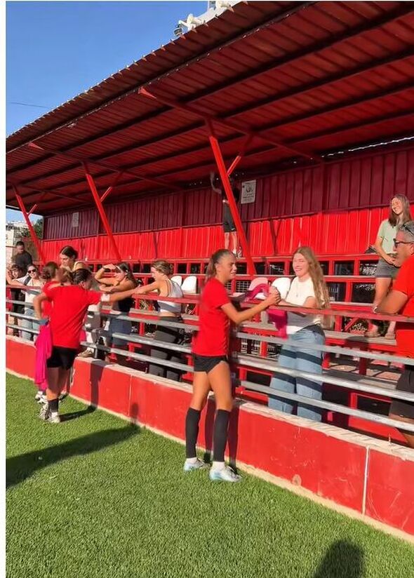 צילום מתוך דף הפייסבוק מועדון כדורגל הפועל תל אביב נשים