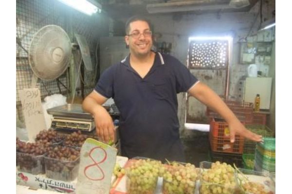 הדוכן של רועי קפרא בשוק