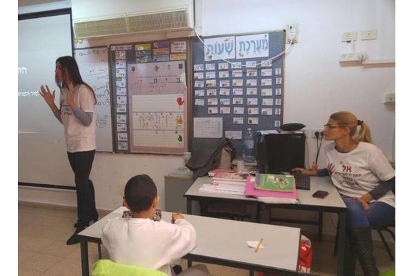 איריס חזן במצגת בבית הספר אשלים