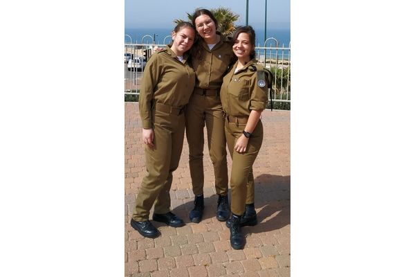 מימין לשמאל: עתליה, שחר ואליסה