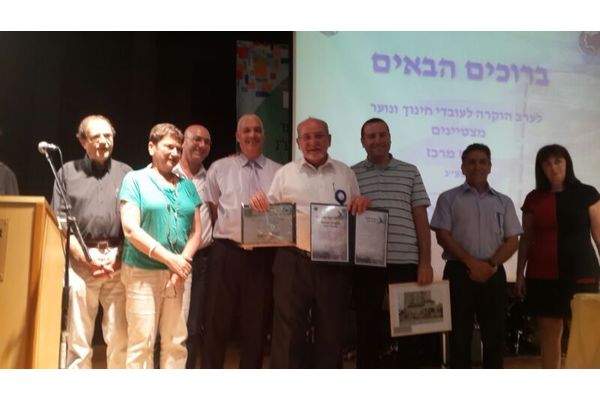 רחמים מלול והצוות מקבלים אות הוקרה