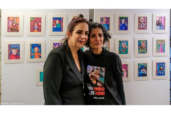 בצילום: ויקי,אימו של החטוף נמרוד כהן והאמנית מרי מיטרני