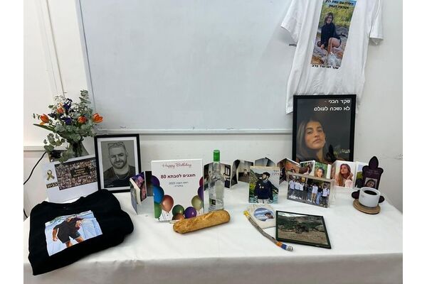 בתמונה קיר הנצחה שיצרו הסבתות לזכר יקיריהן