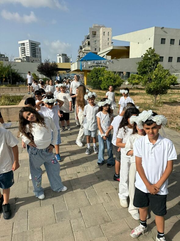 צילום מתוך דף הפייסבוק בית ספר איינשטיין יבנה- משפחה כן בוחרים