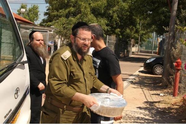 איציק הרטמן במהלך צוק איתן מסייע במזון לחיילים