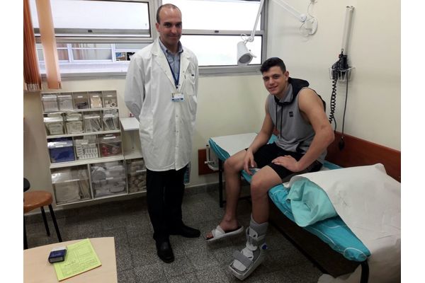 בתמונה: שחקן מכבי רשלצ יאיר באומן וד"ר דרור לינדנר.