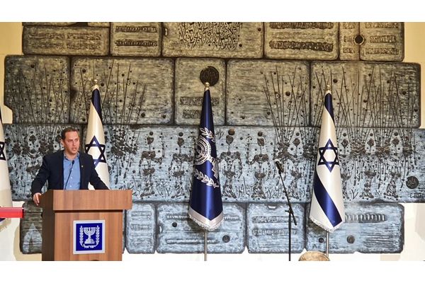 קרדיט: הדף של רז קינסטליך
