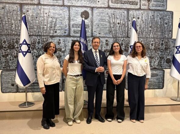 צילום מתוך דף הפייסבוק תיכון שמיר תל אביב