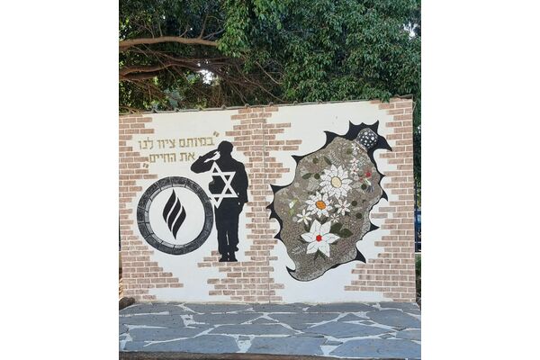 תמונות הדף של רז קינסטליך ודבורה פרץ