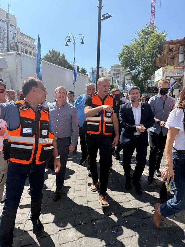 מתן דיל ושר האוצר באתר הנפילה ברחובות