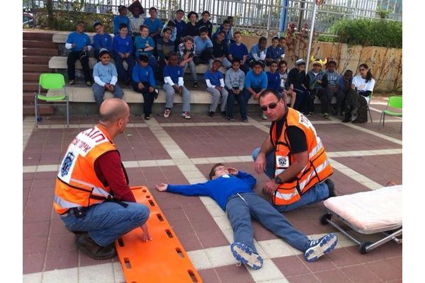 ארכיון - מתנדבי איחוד הצלה רחובות בהדרכת תלמידים