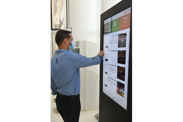 רז קינסטליך בהשקת עמדות המידע הדיגיטליות