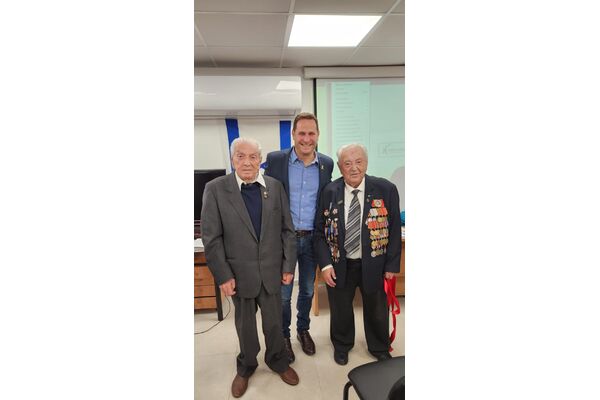 מימין אברהם גרינזייד ויוסף זילדס ראש הארגון בעיר