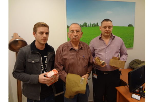 3 הקבטים  - מימין של הקניון, המשביר והסופרפארם