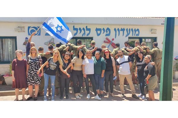 תמונות מתוך דך הפייסבוק של חובב צברי
