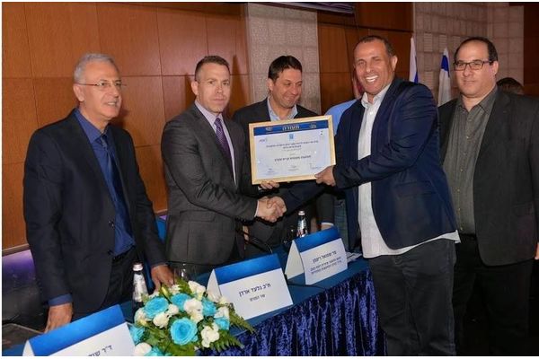 הענקת הפרס לראש מועצת קרית עקרון