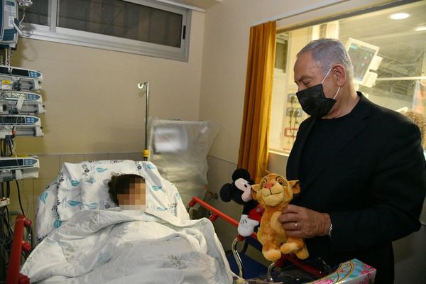 רה"מ בביקור אצל הילדה- וולפסון