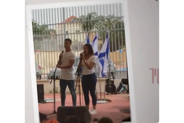 צילום מהקליפ -רז שרה את השיר בבית הספר