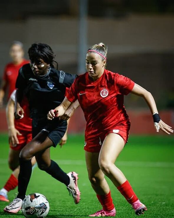 צילום מתוך דף הפייסבוק מועדון כדורגל הפועל תל אביב נשים