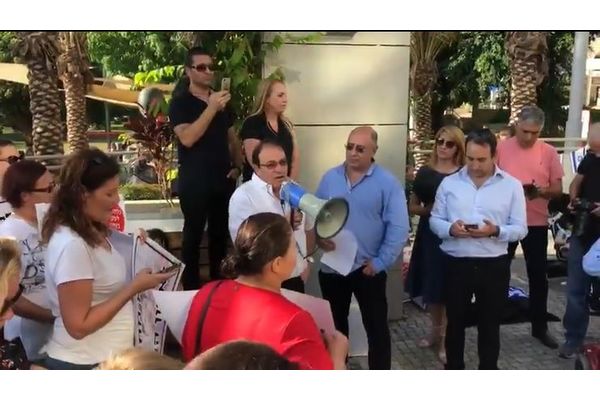 בתמונה הפגנת הורים בדרישה להצבת מצלמות במעונות