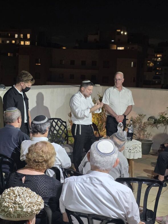 צילום מתוך דף הפייסבוק צביקה וישנגרד