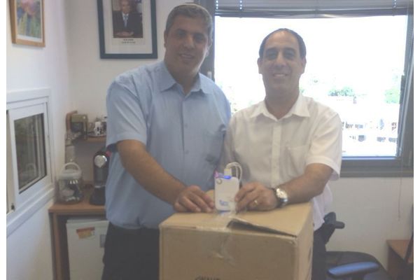 אמיתי כהן וזוהר בלום עם ארגז המטענים