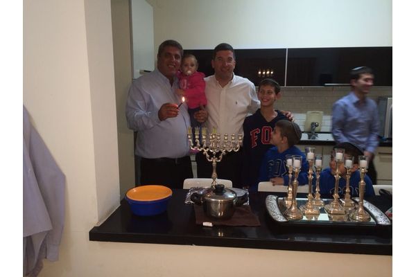 סגן שר החינוך אבי וורצמן בהדלקת נרות עם אמיתי כהן