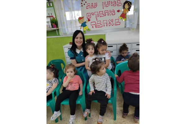 אסתר קסטרו עם הילדים בגן מעון ענת