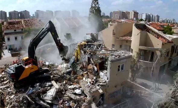 עבודות ההריסה באתר הנפילה בראשון לציון