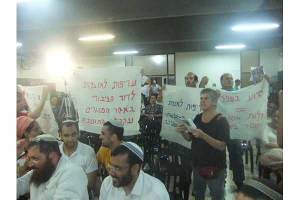 אנשי המחאה באמצע הנאום של שר השיכון