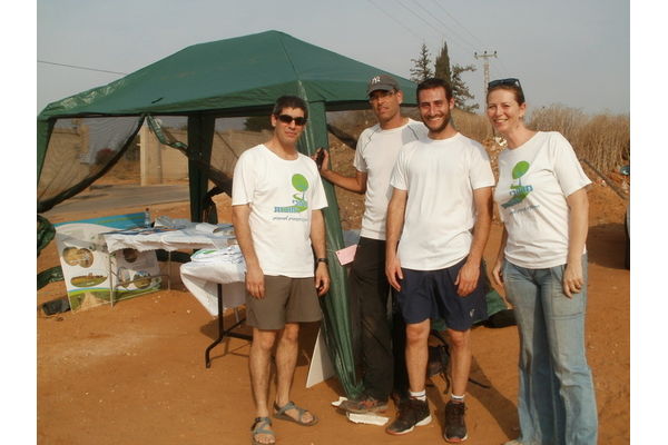 אורן פדהצור שני מימין עם חברי ועד מרחבי רחובות