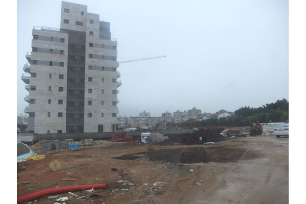אחד הבניינים במתחם