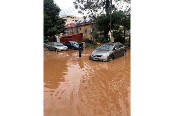 תמונות מטיפול עובדי העירייה בנזקי הגשם