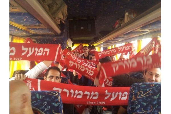 אוהדי מרמורק בדרך למשחק בבאר שבע