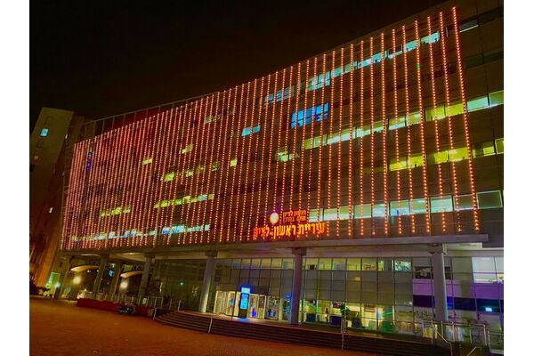 בניין העירייה מואר בכתום לציון יום הולדת שנה לכפיר