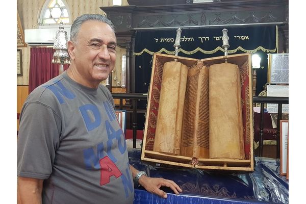 בתצלום: אלי מימון, יו"ר עמותת בית הכנסת וגבאי בית הכנסת