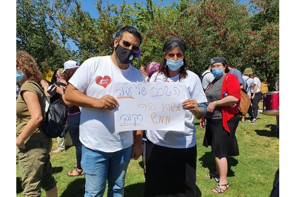 בת חן קרני וח.מ עו"ד שמוליק בר דנזאן בהפגנה בי-ם